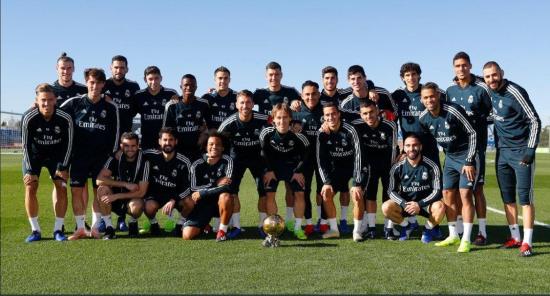 Modric comparte su balón de oro con sus compañeros antes del entrenamiento