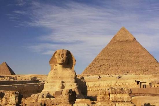 Escándalo en Egipto por pareja que subió y se desnudó en una pirámide