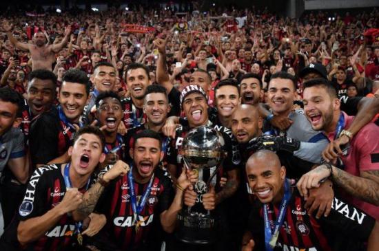 Atlético Paranaense levanta su primera Copa Sudamericana tras sufrir en los penaltis 1-1