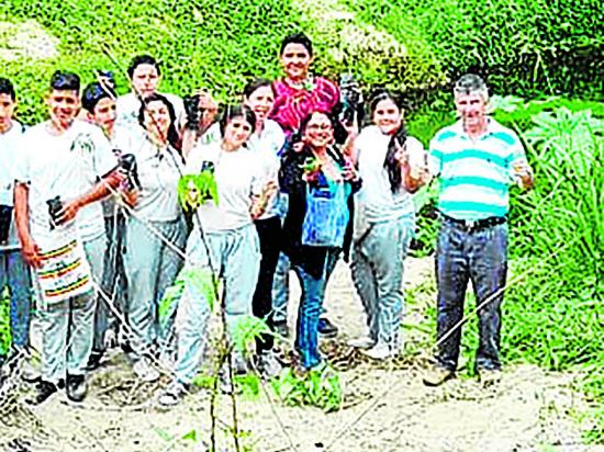 Ciudadanos reforestan  riberas del río Chone