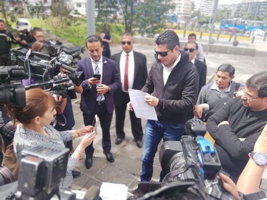 Fernando Balda presenta denuncia contra Rafael Correa por supuesto peculado