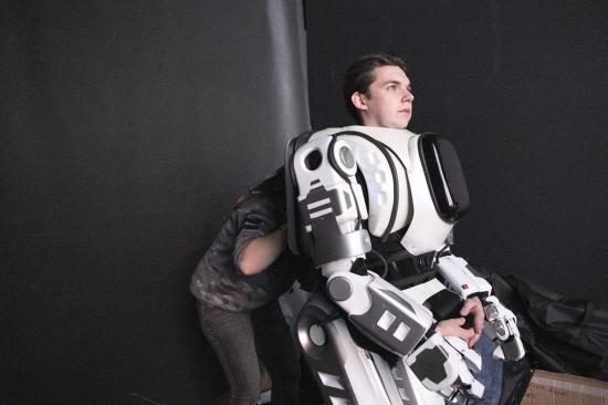 Robot presentado en programa de televisión ruso resultó ser un hombre disfrazado