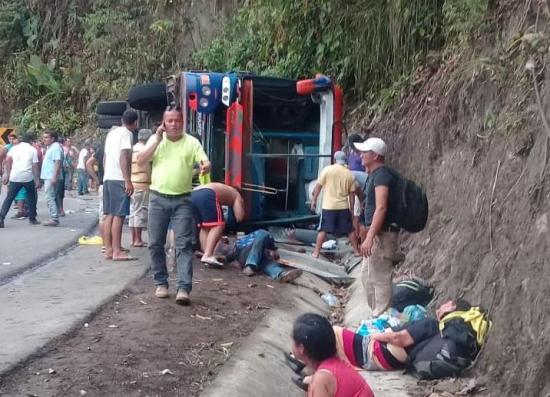 Bus se accidentó en el cerro Azucena del cantón Pichincha