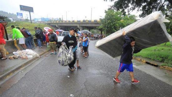 Frente frío lluvioso deja 5.000 afectados y un aeropuerto cerrado en Honduras
