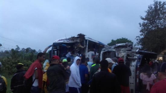 Accidente en Los Ríos deja un fallecido tras chocar un camión y un bus