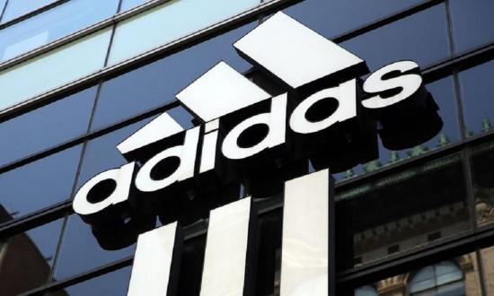 Futbolista es obligado a usar zapatos y ropa de la marca alemana Adidas