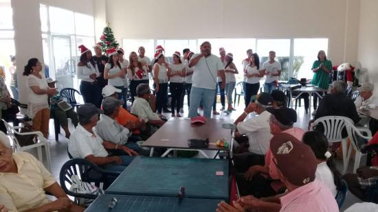 Adultos mayores recibieron homenaje en Bahía de Caráquez