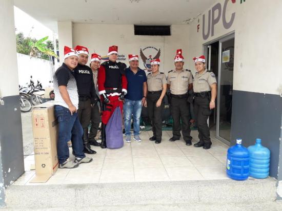 Policía Nacional realiza agasajo navideño a niños en Paján