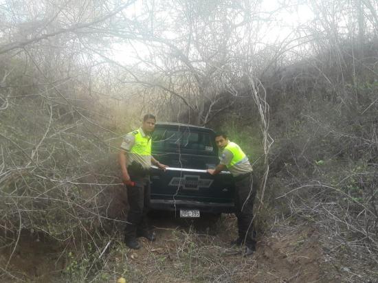 La Policía Nacional recupera una camioneta robada en la vía Sucre-Chone