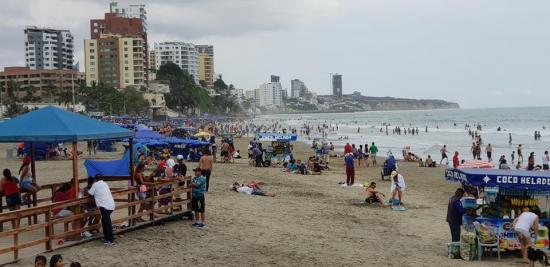 Las playas de Manta acogen a turistas nacionales en el primer día del 2019