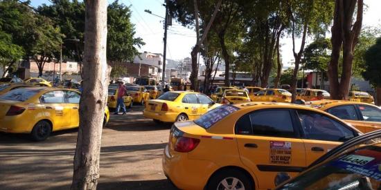 Taxistas de Portoviejo protestan por alza al precio de combustibles
