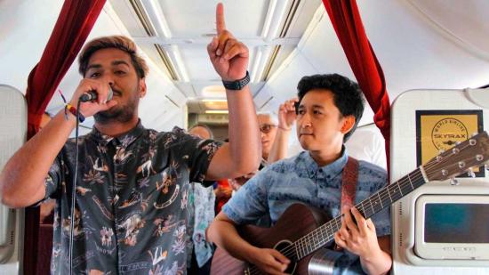 Una aerolínea de Indonesia ofrece conciertos en vivo durante sus vuelos
