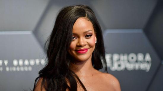 Rihanna demanda a su padre por aprovecharse de su nombre para hacer negocios