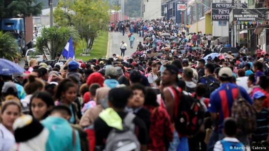 Cientos de hondureños de caravana de migrantes cruzan frontera de Guatemala