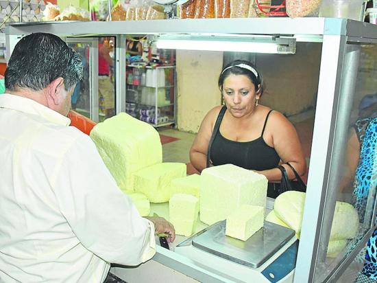 Aumenta demanda del queso por precio bajo