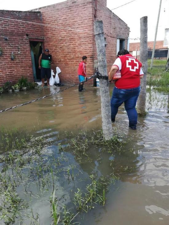 Cerca de 1.700 personas continúan evacuadas por las inundaciones en Argentina