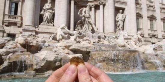 Ayuntamiento de Roma estudia qué hacer con las monedas de la Fontana de Trevi