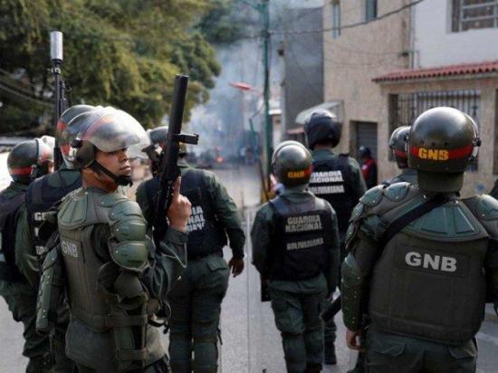 Maduro vence rebelión militar horas antes de que la oposición tome las calles
