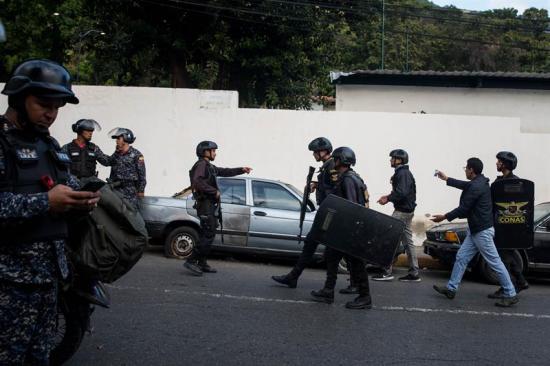 Fuerza Armada venezolana dice que grupo insurrecto fue ''rendido y capturado''