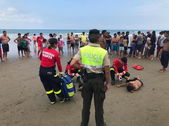 MANTA: Salvan a 20 personas de ahogarse en El Murciélago