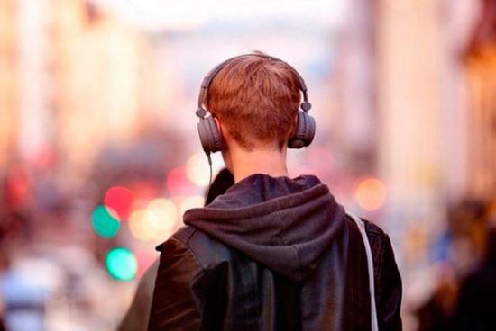 Recomendaciones de OMS para evitar pérdida de audición por uso de auriculares