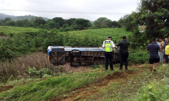 Un muerto y 14 heridos tras accidentarse un bus en la vía Rocafuerte-Tosagua