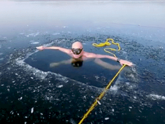 Hombre nada bajo el hielo