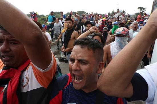 Bloquean el paso a camiones que llevan ayuda desde Colombia para Venezuela
