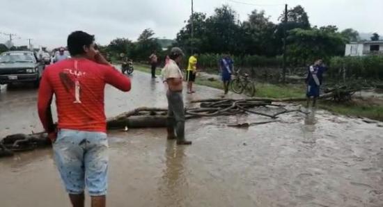 Moradores de la comunidad Barquero, afectados por inundaciones, cierran vía Chone-San Vicente