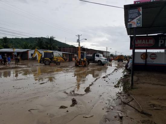 Desbordamiento de quebrada causa inundaciones en la parroquia Charapotó, en Sucre
