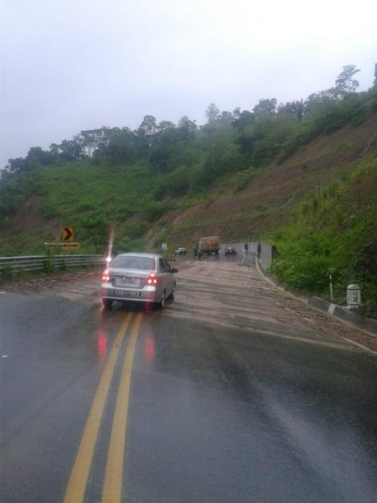 El cerro de la vía Junín-Portoviejo, cerrado por deslizamiento de tierra