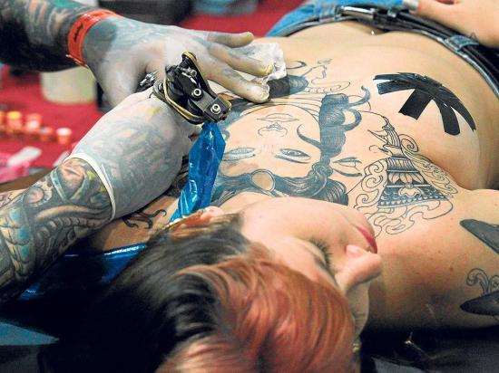 Tattoos sanadores ganan más espacio