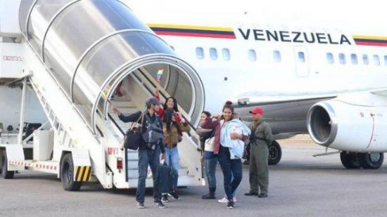 Dos aviones con venezolanos que retornan desde Ecuador circunvalarán Colombia