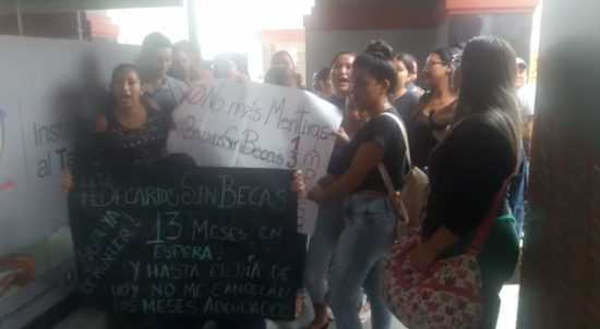 Estudiantes becarios protestan exigiendo el pago de sus mensualidades