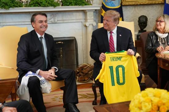 Trump y Bolsonaro se intercambian camisetas de fútbol con sus nombres