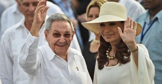 Raúl Castro recibe a Cristina Fernández, en Cuba por tratamiento de su hija