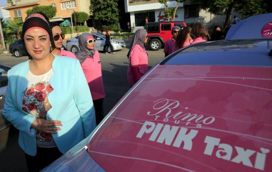Un taxi femenino para combatir el acoso y el desempleo en Egipto