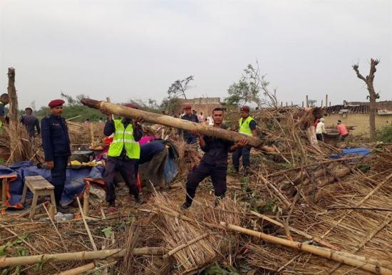 Al menos 30 muertos y 500 heridos por una tormenta en el sureste de Nepal