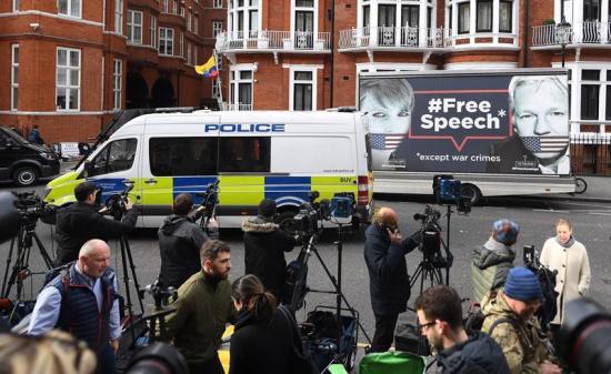 Seguidores de Assange se concentran ante la Embajada de Ecuador en Londres
