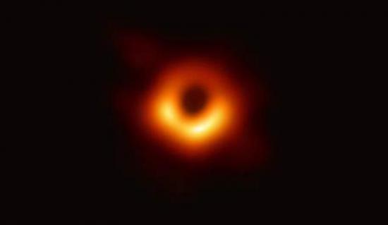La primera imagen de un agujero negro triunfa en Twitter