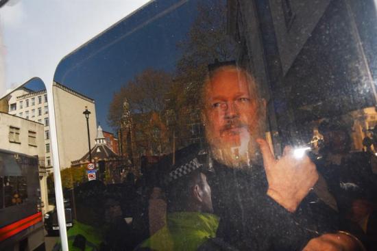 Ecuador deja a Assange sin asilo y le suspende la nacionalidad