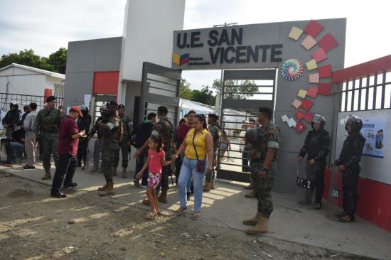 Comicios en San Vicente se dan bajo un estricto control policial y militar
