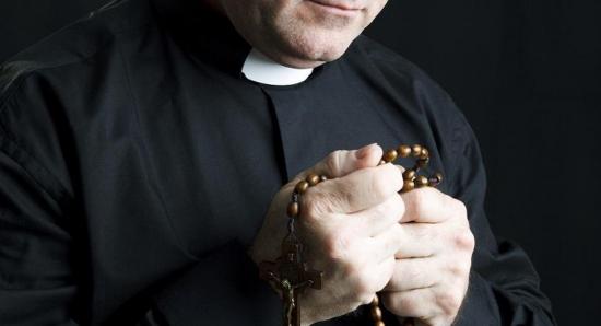 Detienen a un sacerdote por presunta agresión sexual a una niña de 6 años