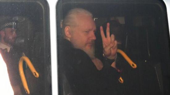 La mayoría de ecuatorianos aprueba retiro de asilo a Assange, según una encuesta