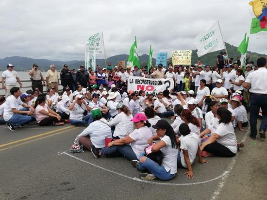Tres años del 16A: Marcha ciudadana se toma el puente Los Caras en Bahía