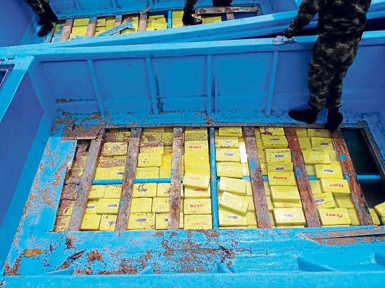 Cuatro pescadores detenidos por transportar droga en Manta