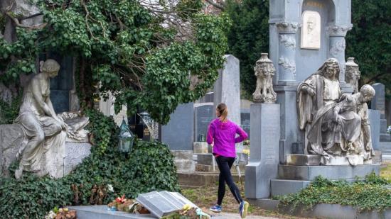 Viena debate si correr en el cementerio altera la paz de los difuntos