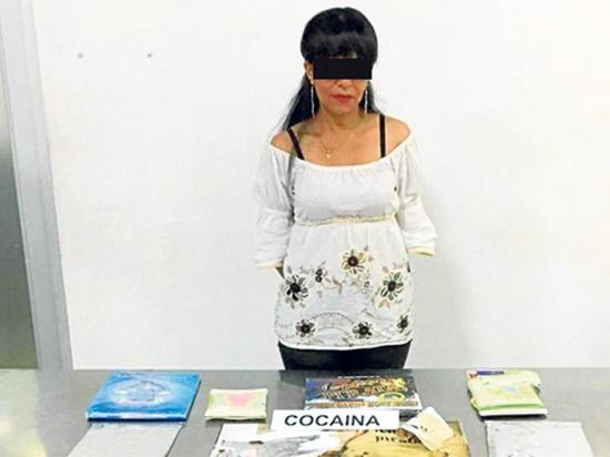 Capturan a una mujer que llevaba cocaína camuflada en 3 libros