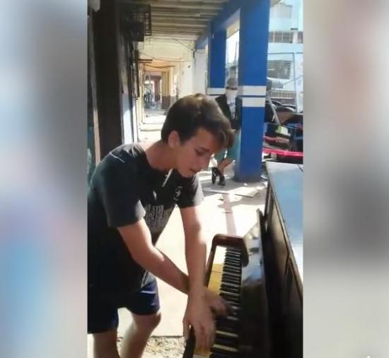 Vídeo de portovejense cantando y tocando el piano en medio de la tragedia del 16A se hace viral