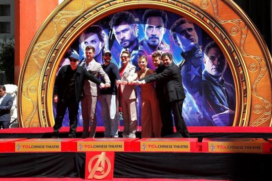 Actores de ''Avengers: Endgame'' dejan sus huellas en el Paseo de la Fama